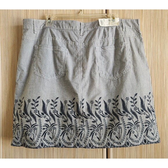 Croft & Barrow Women's Skort 16W Mid-Rise Classic Summer Floral Stripes NWT - Picture 2 of 14